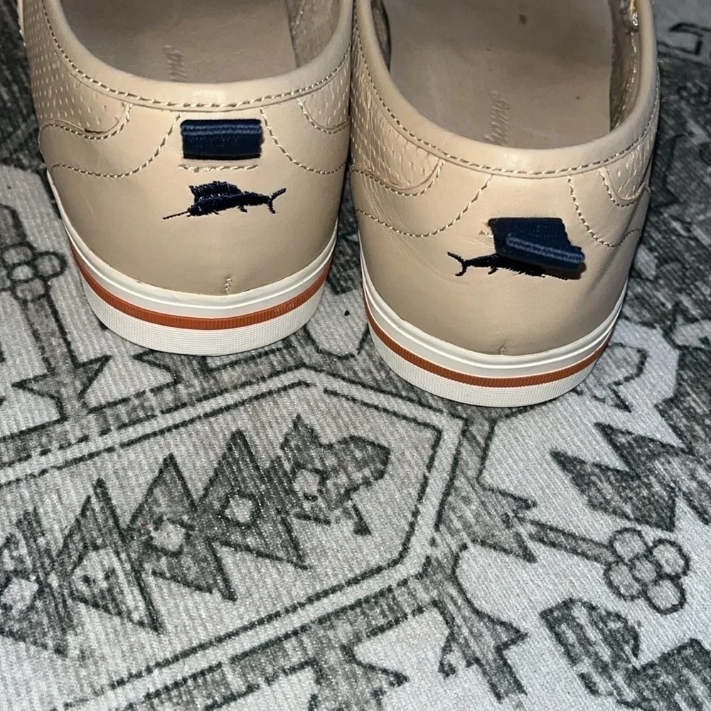 Tommy Bahama men’s leather perforated loafers Size 8